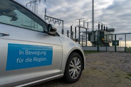 Auto vor Umspannwerk Auto vor Umspannwerk