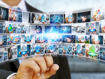 Bilderstream im Bogen wird von Mann im Anzug mit Finger weiter gewischt - Bildmontage Bilderstream im Bogen wird von Mann im Anzug mit Finger weiter gewischt - Bildmontage