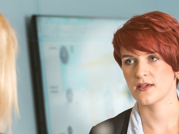 Zwei Frauen in Business-Kleidung im Gespräch Zwei Frauen in Business-Kleidung im Gespräch