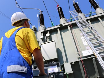 Mitarbeiter_führt_Spezialmessung_an_einem_Transformator_durch Mitarbeiter_führt_Spezialmessung_an_einem_Transformator_durch