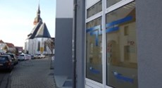 Servicecenter Markrandstädt - Außenaufnahme mit Kirche im Hintergrund Servicecenter Markrandstädt - Außenaufnahme mit Kirche im Hintergrund