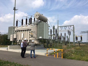 Leitungen eines Umspannwerks Leitungen eines Umspannwerks