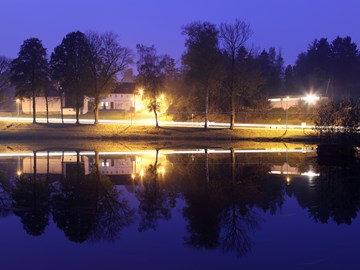 Lengenfeld - erleuchtete Straße vor einem Gewässer bei Nacht Lengenfeld - erleuchtete Straße vor einem Gewässer bei Nacht