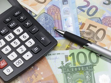 Taschenrechner und Kugelschreiber auf Eurobanknoten unterschiedlicher Werte - Nahaufnahme Taschenrechner und Kugelschreiber auf Eurobanknoten unterschiedlicher Werte - Nahaufnahme