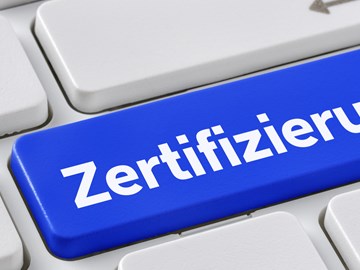 Tastaturausschnitt mit fiktiver blauer Taste „Zertifizierung Tastaturausschnitt mit fiktiver blauer Taste „Zertifizierung