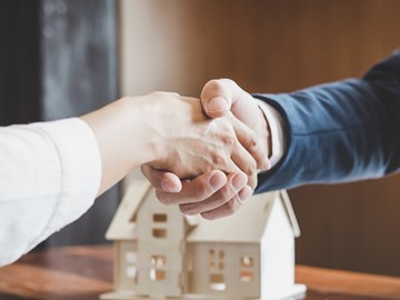 Immobilienmakler und Kunden zusammen feiern das Händeschütteln abgeschlossen Vertrag nach über Versicherungs- und Wohnungsbaudarlehen, Händedruck und erfolgreichen Geschäftsabschluss Immobilienmakler und Kunden zusammen feiern das Händeschütteln abgeschlossen Vertrag nach über Versicherungs- und Wohnungsbaudarlehen, Händedruck und erfolgreichen Geschäftsabschluss