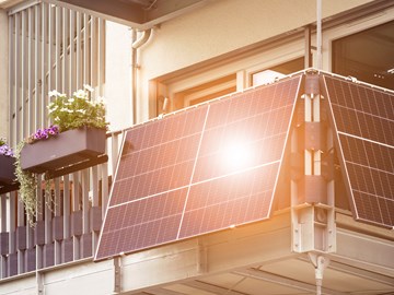 Moderner Solarbalkon mit Sonnenlichtreflexion Moderner Solarbalkon mit Sonnenlichtreflexion